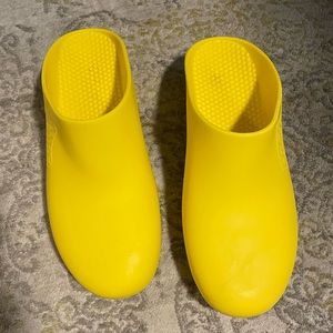 Calzuro classic yellow work clogs made in Italy guc